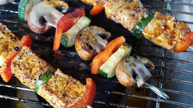 Vartaita grillissä kypsymässä sähkögrillin ritilällä lisävarusteiden avulla.