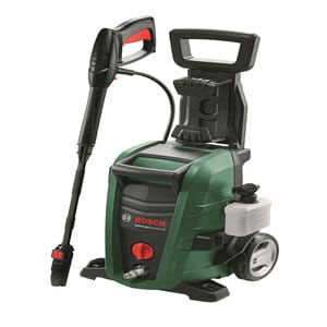 Bosch Universal Aquatak 135 -painepesuri vihreällä rungolla ja pyörillä – mukana painepistooli ja pesuainesäiliö.