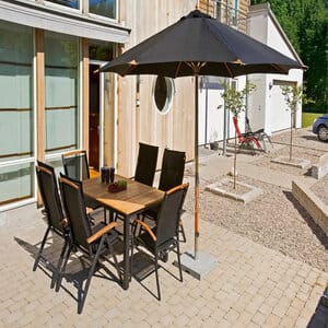 Hillerstorpin musta aurinkovarjo puurungolla ruokailuryhmän yllä modernilla terassilla – tyylikäs ja ajaton suoja auringolta.
