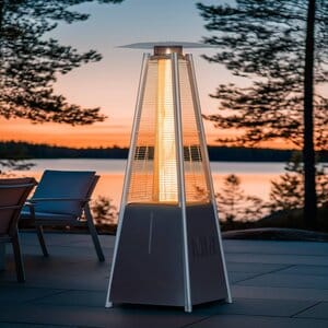 Pyramidimallinen kaasuterassilämmitin hehkuu iltahämärässä järvimaisemassa – tehokas ratkaisu suurille terasseille ja pihoille.