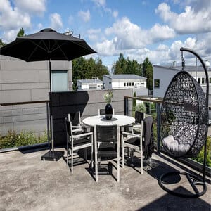 Venture Home Leeds musta aurinkovarjo kattoterassilla modernin kalusteryhmän vieressä – suojaa auringolta tyylillä.