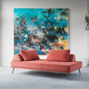 Furninova Alexa Daybed persikanvärisellä verhoilulla, sijoitettuna taidepainotteiseen tilaan suuren abstraktin maalauksen edessä