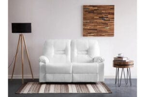 Valkoinen 2:n istuttava Bergen-recliner-sohva modernissa olohuoneessa, puulattiavalaisin ja pieni sivupöytä – pieni ja rentouttava sohva