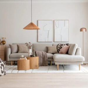 Classic harmaa kangasverhoiltu avokulmasohva sisustetussa olohuoneessa, luonnonmateriaaleilla ja vaaleilla sävyillä