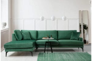 Vihreä Naiomy-divaanisohva vaaleassa olohuoneessa, modernilla muotoilulla ja mustilla jaloilla – tyylikäs ja kompakti divaanisohva