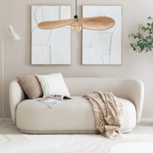 Vaalea House Nordic Mykonos 2,5-istuttava sohva minimalistisessa olohuoneessa, sisustustyyny ja viltti päällä – pieni mutta näyttävä designsohva