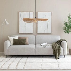 House Nordic Salvador vaaleanharmaa 3-istuttava sohva skandinaavisessa olohuoneessa, koristetyynyillä ja vihreällä torkkupeitolla