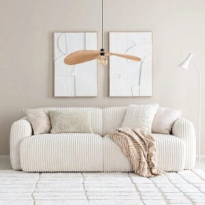 Valkoinen Lumo 3-istuttava sohva vaaleassa olohuoneessa, koristetyynyillä ja raidallisella torkkupeitolla