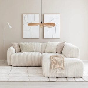 Vaalea Lumo mini avokulmasohva pienessä olohuoneessa, koristeltu neutraaleilla sävyillä ja sisustustyynyillä – minimalistinen ja tilaa säästävä sohva