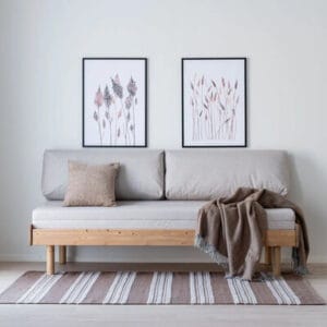 Lyydia 3-istuttava futon-tyylinen vuodesohva puurunkoisena, hiekanvärisellä pehmusteella ja neutraalissa sisustuksessa