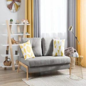 Edland harmaa futon-tyylinen vuodesohva kahdella kelta-valkoisella kuviotyynyllä modernissa olohuoneessa