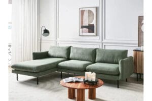 Woodal 4-istuttava vihreä kulmasohva mustilla jaloilla ja matalalla profiililla modernissa olohuoneessa – tyylikäs ja kompakti sohvamalli