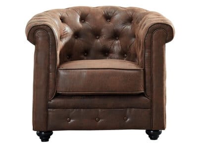 Ruskea Chesterfield-nojatuoli vintage-tyylillä, nappikoristeinen selkänoja ja pyöristetyt käsinojat.