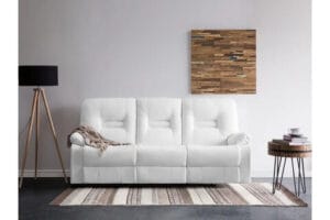 Valkoinen Bergen 3-istuttava nahkasohva modernissa olohuoneessa ruskeasävyisellä matolla ja taideteoksella
