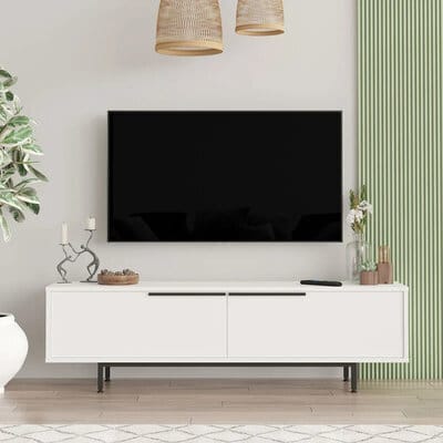 Kuusio TV-taso valkoisena, minimalistinen muotoilu mustilla jaloilla ja vetimillä