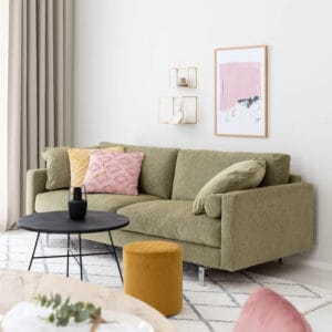 Vihreä 3-istuttava Montesano-sohva olohuoneessa, jossa on moderni sisustus