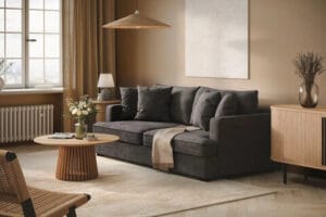 Tumma Rossita-syväsohva chenille-kankaalla skandinaavisesti sisustetussa olohuoneessa