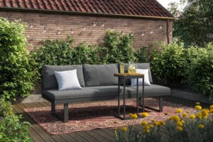 Harmaa Samira ulkosohva puisella terassilla, kahden tyynyn ja pienen pöydän kanssa