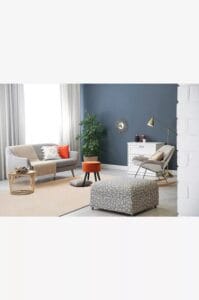 Vaalea KM Home Soft -matto olohuoneessa sinisen seinän ja modernien huonekalujen kanssa