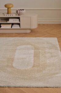 Vaalea Ellos Home Desio Retro -ryijymatto, jossa tyylikäs abstrakti kuvio, modernissa olohuoneessa