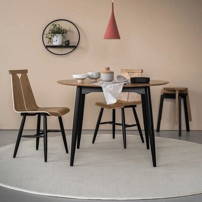 Pyöreä vaalea matto ruokailuryhmän alla modernissa keittiössä, VM Carpet Esmeralda