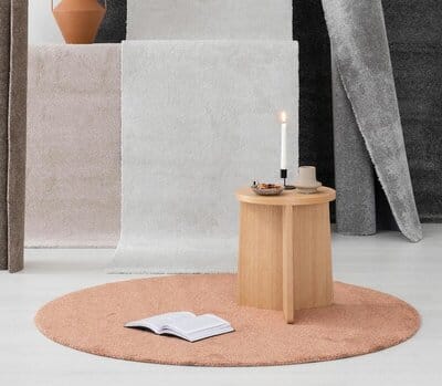 Vaaleanpunainen VM Carpet Kide pyöreä matto pienen pyöreän pöydän alla