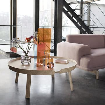 Pyöreä Around XL -sohvapöytä vaaleasta tammesta modernissa olohuoneessa