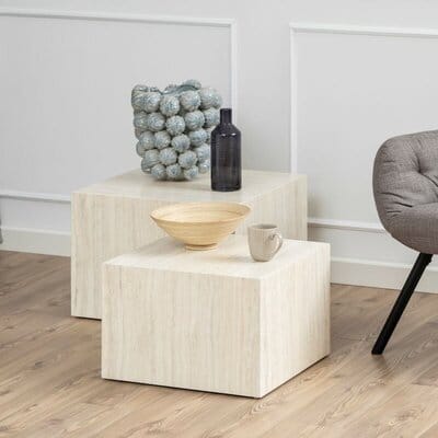 Kaksi erikokoista neliönmuotoista sarjapöytää travertiinipinnalla olohuoneessa