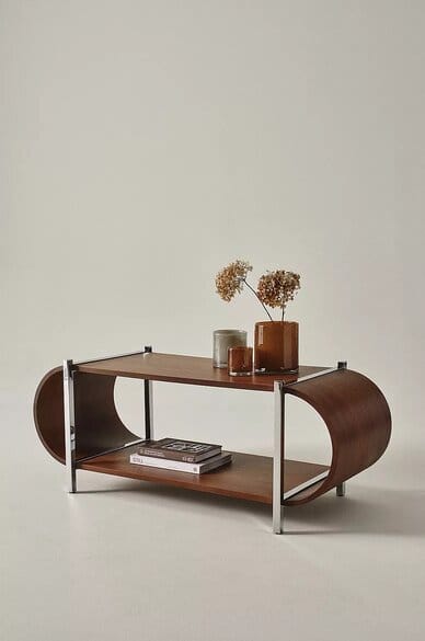 Jotex EILEEN ovaali sohvapöytä puuviimeistelyllä ja metallisilla jaloilla, koriste-esineitä ja kirjoja päällä