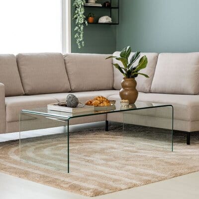 Kide-sohvapöytä kirkkaasta taivutetusta lasista modernissa olohuoneessa