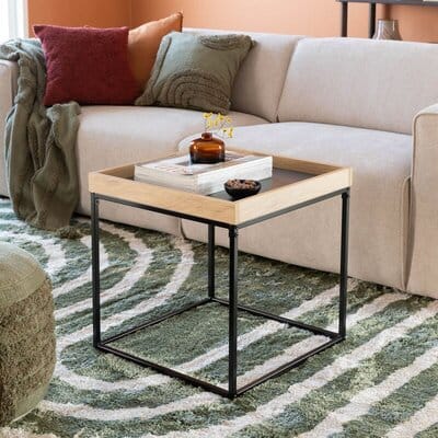 Neliönmuotoinen pieni sohvapöytä mustilla jaloilla ja tammireunuksella