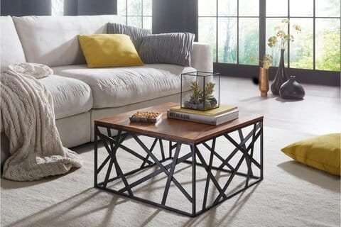 Neliönmuotoinen lankku sohvapöytä metalliristikkorungolla olohuoneessa