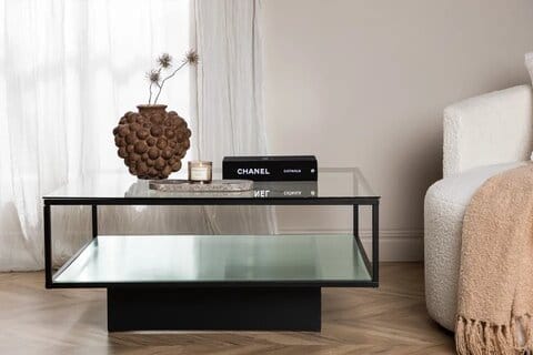 Musta kehystetty Maglehem-sohvapöytä lasikannella ja pohjahyllyllä