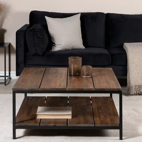 Tummasta teakista valmistettu lankkusohvapöytä, jossa musta metallirunko ja säilytystaso