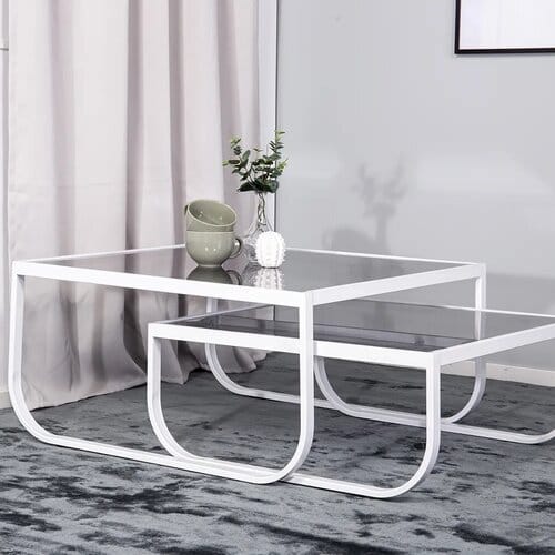 Valkoinen metallirunkoinen Rocker-sohvapöytä, jossa on lasinen pöytätaso ja kaarevat jalat