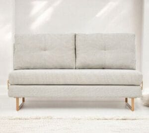Vaalea Ahma 2-istuttava vuodesohva minimalistisessa tilassa valkoisella matolla