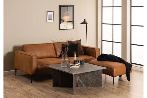 Neliönmuotoinen marmorisohvapöytä olohuoneessa konjakinvärisen nahkasohvan edessä