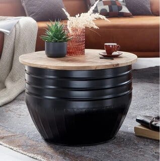 Musta pyöreä metallinen sohvapöytä puisella kannella modernissa olohuoneessa