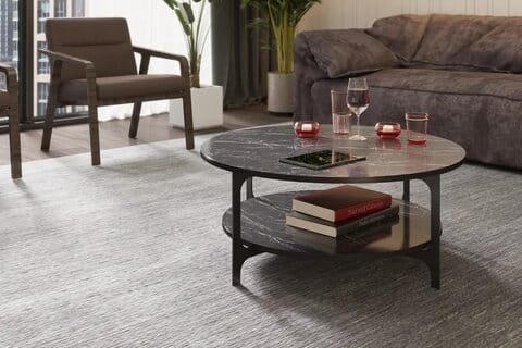 Musta pyöreä sohvapöytä, jossa marmori-ilme ja käytännöllinen säilytyshylly