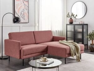 Vaaleanpunainen Deajna 2-istuttava kulmasohva modernissa olohuoneessa.