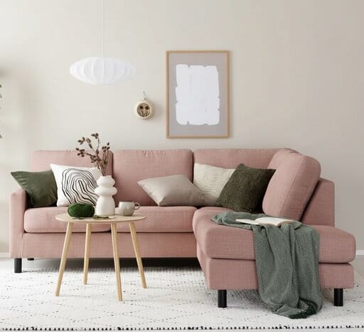 Vaaleanpunainen Havu avokulmasohva vaaleassa olohuoneessa pehmeässä ja skandinaavisessa sisustuksessa.
