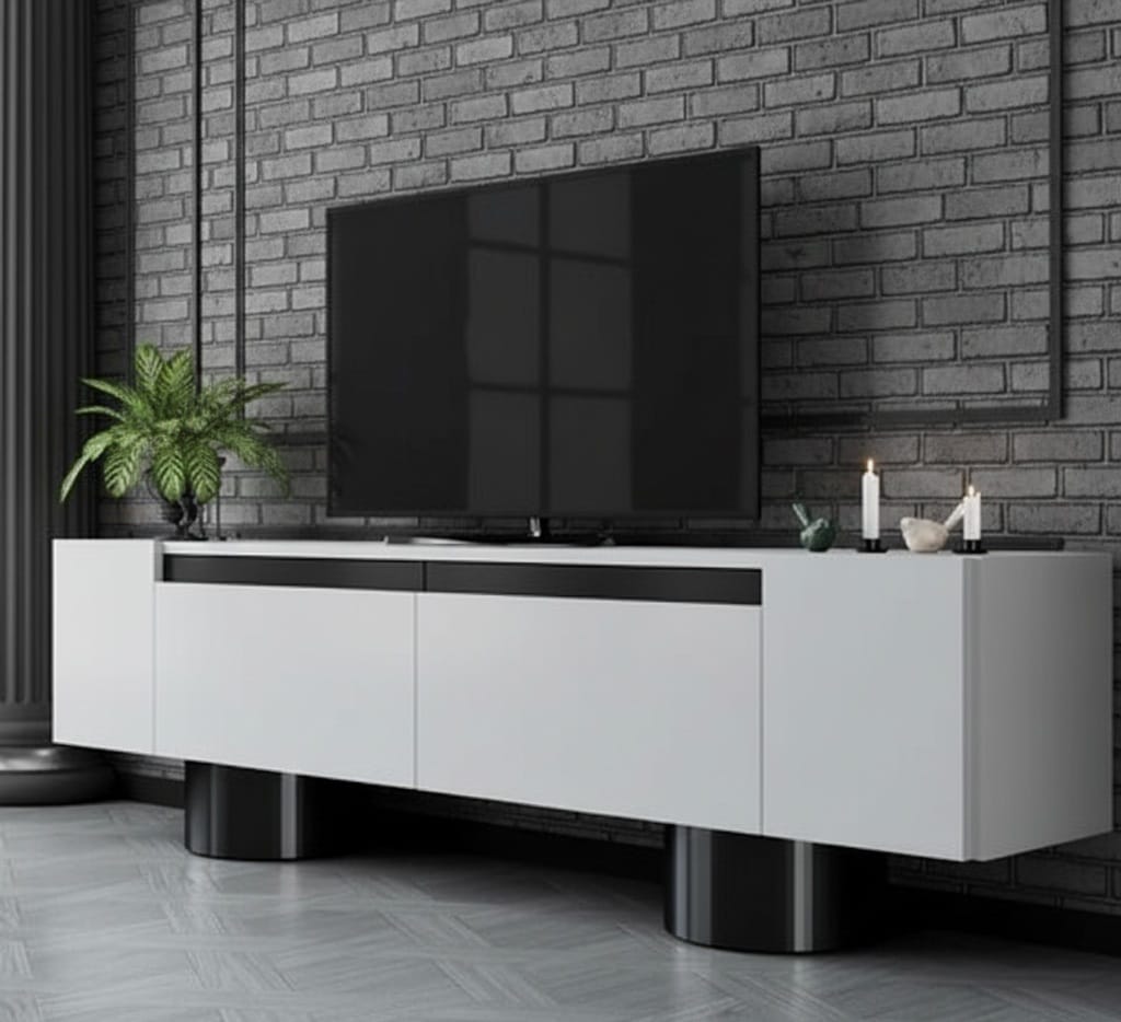 Kapea TV-taso modernissa olohuoneessa vaalealla kaapistolla ja tummalla tiiliseinällä.