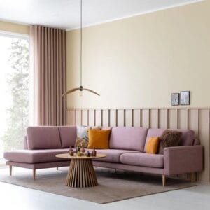 Vaaleanpunainen Kotoa avokulmasohva modernissa ja pehmeäsävyisessä olohuoneessa.