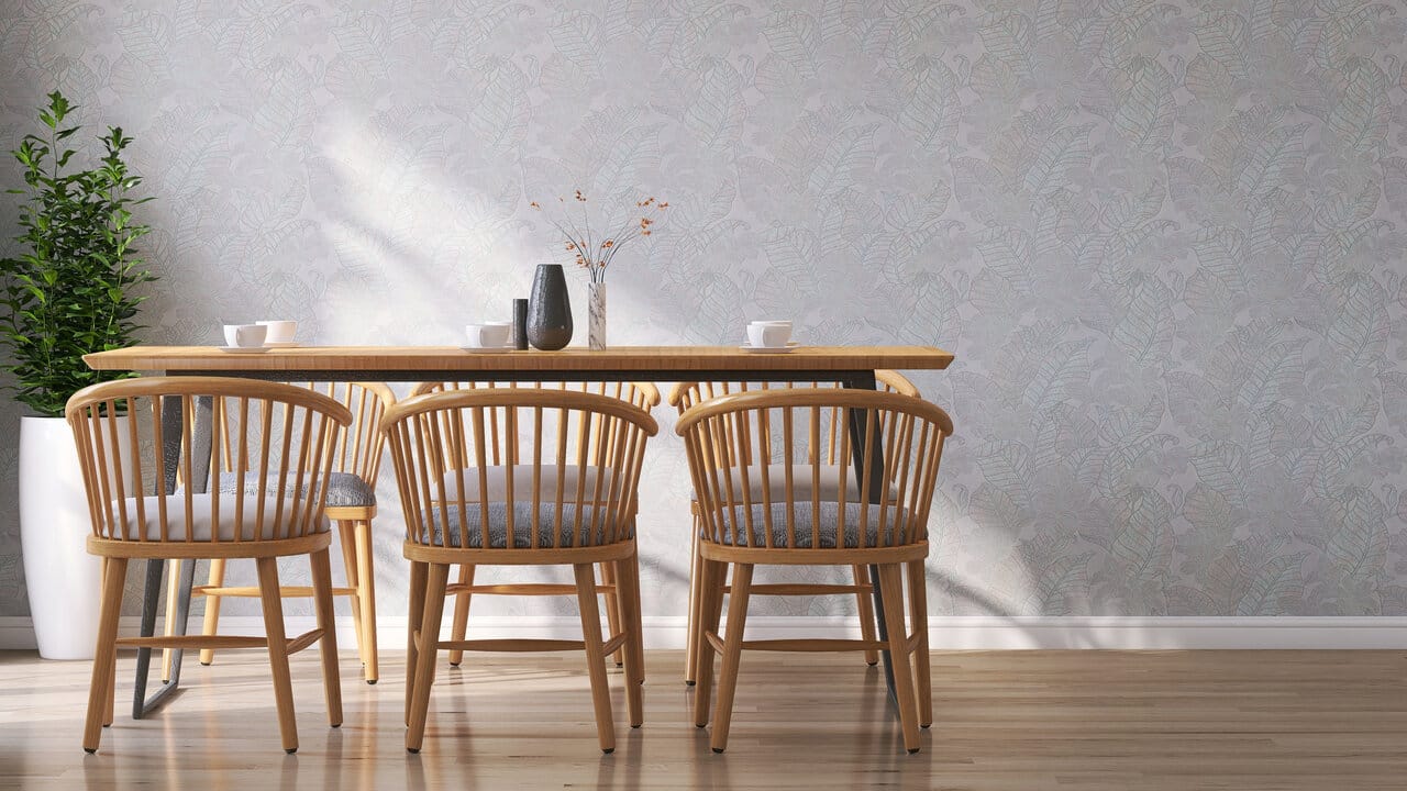 Tamminen suorakaiteen muotoinen ruokapöytä ja neljä puutuolia modernissa valoisassa ruokailutilassa, neutraalilla tapetilla ja viherkasvilla.