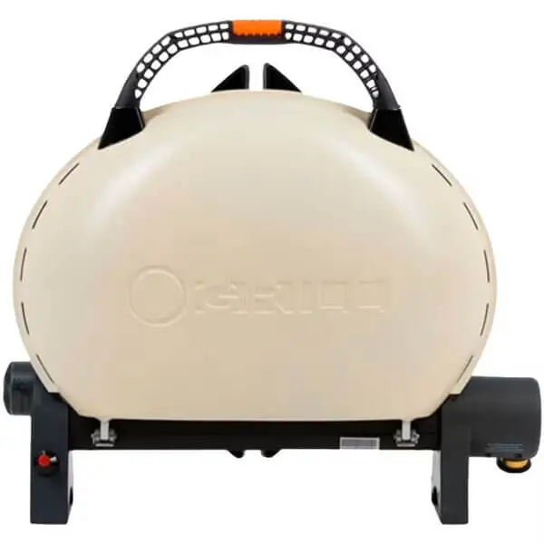 O-Grill 500 Cream kannettava kaasugrilli vaalealla kannella.
