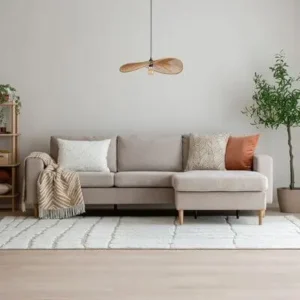 Vaalea beige divaanisohva modernissa olohuoneessa vaalean maton ja sisustustyynyjen kanssa.