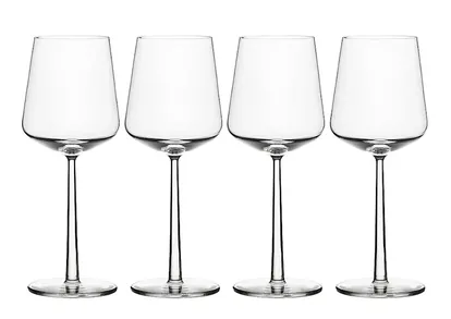 Neljän kirkkaan Essence-punaviinilasin setti minimalistisella muotoilulla ja pitkällä jalalla.