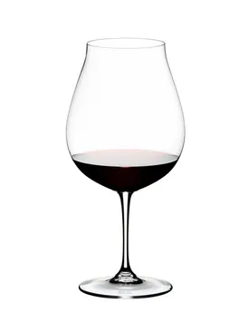 Suurikokoinen Vinum New World Pinot Noir -punaviinilasi punaviinillä täytettynä.