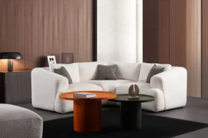Dashwood 3-istuttava kulmasohva kermanvalkoisella verhoilulla modernissa olohuoneessa. Pyöristetty design ja kompakti koko sopivat pieneen tai keskikokoiseen tilaan.