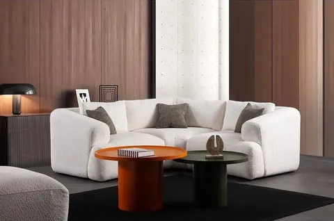 Dashwood 3-istuttava kulmasohva kermanvalkoisella verhoilulla modernissa olohuoneessa. Pyöristetty design ja kompakti koko sopivat pieneen tai keskikokoiseen tilaan.